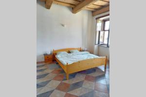 Un dormitorio con una cama en la esquina de una habitación. en Renaissance Vintage Apartment A1, en Telč