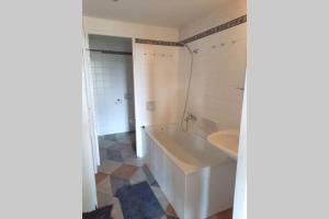 Un baño blanco con bañera y lavabo. en Renaissance Vintage Apartment A1, en Telč