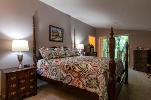 a bedroom with a bed and a table with a lamp at McKinley Edwards Inn in Bryson City