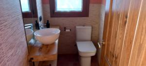 A bathroom at Cal Teler-Tula