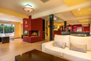 a living room with a couch and a fireplace at Mizu Hotel Boutique in Mar de las Pampas