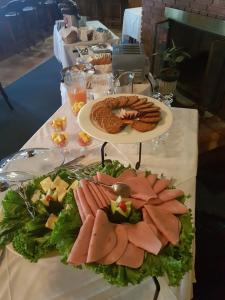 una mesa con un plato de comida. en Hotel Villa Tournon, en San José