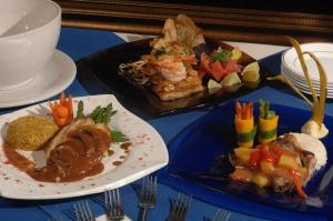 dos platos de comida en una mesa azul en Hotel Villa Tournon, en San José