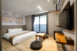 1 dormitorio con 1 cama, TV y ventana en 秘境四一民宿桃園市民宿109號 en Dazi