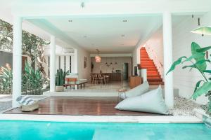 ein Haus mit einem Swimmingpool vor einem Haus in der Unterkunft Casa Naima Petitenget Villa in Seminyak