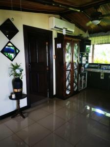 a room with two doors and a table with a plant at Villa Guarias in Puntarenas