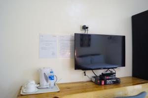 TV a/nebo společenská místnost v ubytování B&J Guesthouse and Tours