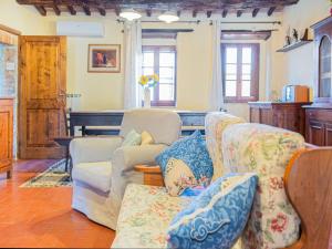 ein Wohnzimmer mit 2 Stühlen und einem Sofa in der Unterkunft Belvilla by OYO Villa Giovanna in Montalcino