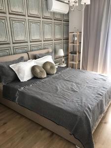 um quarto com uma cama grande com duas almofadas em Golden eye apartment, city center, wi-fi, Burgas Free University em Atanasovo
