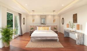 曾蒙海滩Baan Kimsacheva - Seaview Private Villa的带床和桌子的卧室