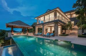 een villa met een zwembad en een huis bij Baan Kimsacheva - Seaview Private Villa in Choeng Mon Beach