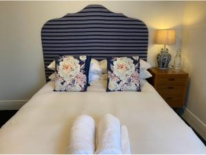 um quarto com uma cama com duas toalhas brancas em The Barkly Bistro Bar & Accommodation em Ararat