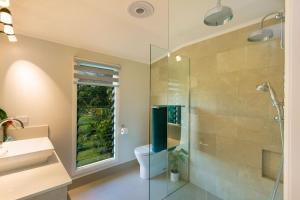 Un baño de Cassowary Falls Gateway Daintree
