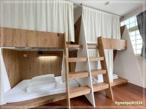 Palanda nebo palandy na pokoji v ubytování Green Park Homestay