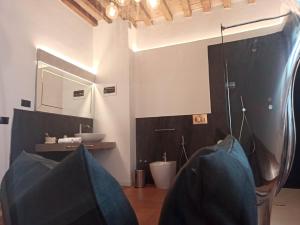 een badkamer met een wastafel en een spiegel bij La Corte Dei Sogni B&B in Modena