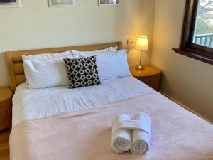 Un pat sau paturi într-o cameră la 5 A Rose In South Perth 1br For2 Parking