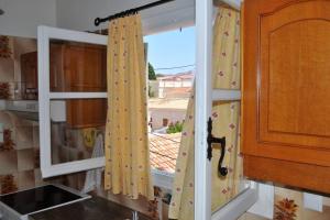 Kuchyňa alebo kuchynka v ubytovaní Κέντρο Αίγινα ήσυχη κατοικία90τμ δίπλα στη θάλασσα