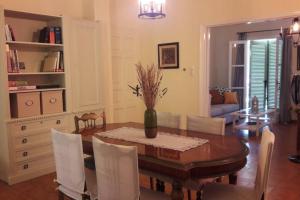 Posedenie v ubytovaní Κέντρο Αίγινα ήσυχη κατοικία90τμ δίπλα στη θάλασσα