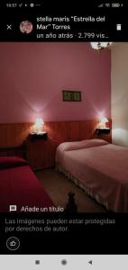 uma imagem de um quarto de hotel com duas camas em Lago Azul em Embalse