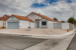 uma grande casa branca com uma grande entrada em Luxurious House With A Pool, Spa, and Patio, Sleeps 6 Comfortably em Las Vegas