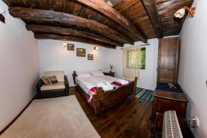 1 dormitorio con cama y techo de madera en "Суларската къща", en Gabrovo