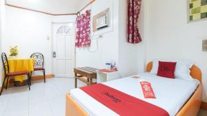 Un pat sau paturi într-o cameră la RedDoorz Hostel @ St. Paul Village LapuLapu