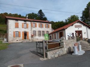 um edifício branco com uma cerca em frente em Gîte La Chambonie, 4 pièces, 6 personnes - FR-1-496-196 em La Chambonie