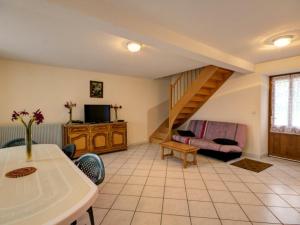 sala de estar con escalera y sofá en Gîte La Chambonie, 4 pièces, 6 personnes - FR-1-496-197, en La Chambonie