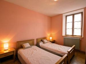 Cama ou camas em um quarto em Gîte La Chambonie, 4 pièces, 6 personnes - FR-1-496-197