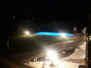 Bazén v ubytovaní Jaśkowa Chata Bieszczady apartament z basenem alebo v jeho blízkosti