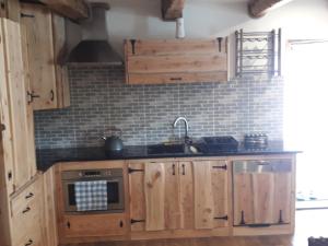Kuchyňa alebo kuchynka v ubytovaní Jaśkowa Chata Bieszczady apartament z basenem