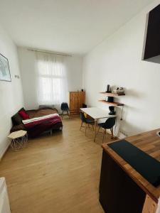 ein Wohnzimmer mit einem Sofa und einem Tisch in der Unterkunft Nice City Apartment in Berlin