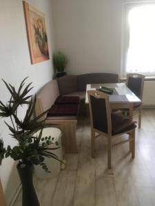 ein Wohnzimmer mit einem Tisch und einem Sofa in der Unterkunft Ferienwohnung 40qm Gernrode in Gernrode - Harz