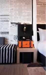 a room with a bed and a table with a suitcase at Arthur Hotel Canton Tower Guangzhou-广州塔骑士物语酒店 in Guangzhou