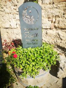 a sign for a garden with flowers in a pot at Weingut Lichtscheidl in Eisenstadt