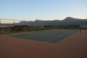 Tennis och/eller squashbanor vid eller i närheten av Bama Lodge