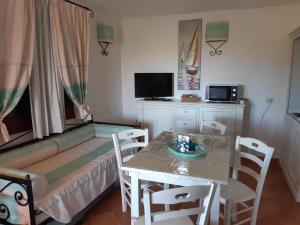 A television and/or entertainment centre at Mare & Mirice - Case Appartamenti Vacanza