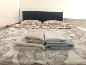 Een bed of bedden in een kamer bij Home Sweet Home