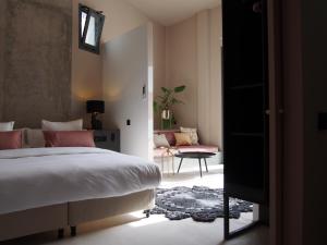 Posteľ alebo postele v izbe v ubytovaní SUITES 9 MALAGA, three unique suites with private plunge pool + 37 fotografií