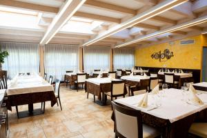 Un restaurant sau alt loc unde se poate mânca la Hotel Ristorante Alla Nave