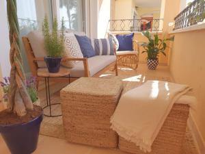 sala de estar con sofá y macetas en Increíble Duplex 2 plantas vistas piscina Altaona Golf -Mosa, en Murcia
