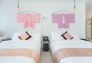 um quarto com duas camas e uma placa que diz ah em Kiba no Tsuru Carane Hotel - Vacation STAY 40658v em Tóquio