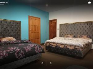 Кровать или кровати в номере Arcadian Inn Hotel