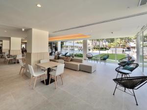a lobby with a table and chairs and a couch at BQ Belvedere Hotel in Palma de Mallorca