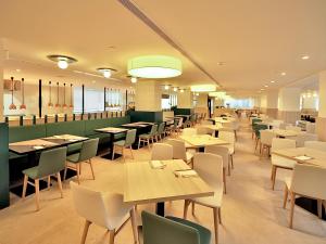 a dining room with tables and chairs in a restaurant at BQ Belvedere Hotel in Palma de Mallorca