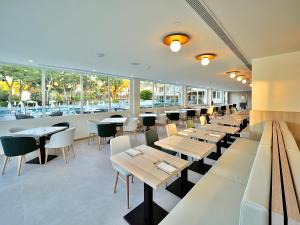 a restaurant with tables and chairs and windows at BQ Belvedere Hotel in Palma de Mallorca