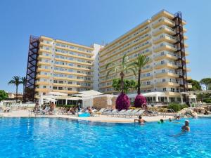 a swimming pool in front of a large hotel at BQ Belvedere Hotel in Palma de Mallorca