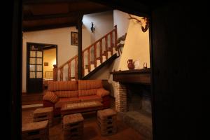 - un salon avec un canapé et une cheminée dans l'établissement Casa Rural Finca El Tornero, à Aracena