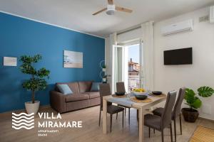 Televízia a/alebo spoločenská miestnosť v ubytovaní Appartamenti Villa Miramare