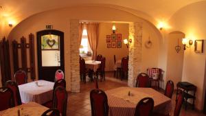 een restaurant met tafels en stoelen in een kamer bij Garni Hotel St Anna in Boží Dar